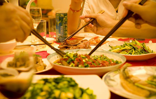 同事邀请你参加饭局，有这3个行为别轻易答应，对自己不利(图3)