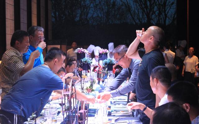 同事邀请你参加饭局，有这3个行为别轻易答应，对自己不利(图4)