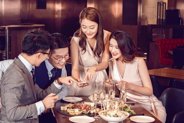 同事邀请你参加饭局，有这3个行为别轻易答应，对自己不利(图1)