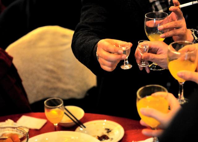 同事邀请你参加饭局，有这3个行为别轻易答应，对自己不利(图2)