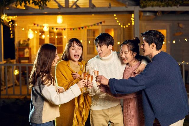 同事邀请你参加饭局，有这3个行为别轻易答应，对自己不利(图6)