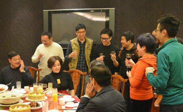 同事邀请你参加饭局，有这3个行为别轻易答应，对自己不利(图7)