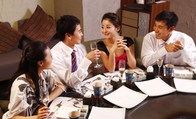 酒局上，领导要是有这3个举动，那是瞧不起你，别硬往上凑(图3)