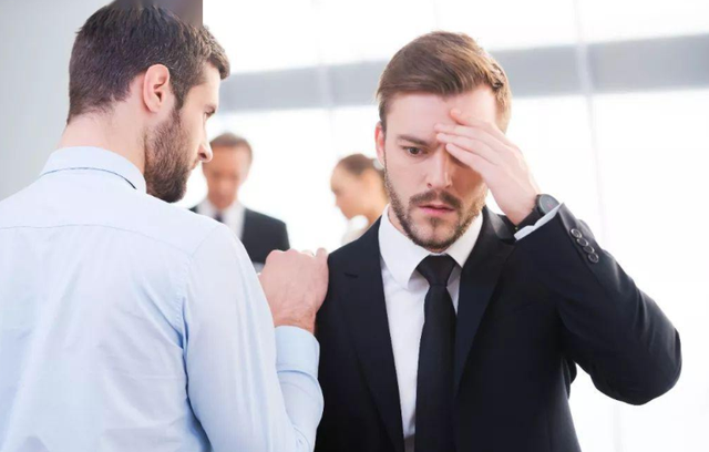 职场忠告:同事对你做这3件事,说明对你有恶意,记得小心提防(图1) 职场忠告:同事对你做这3件事,说明对你有恶意,记得小心提防(图1)