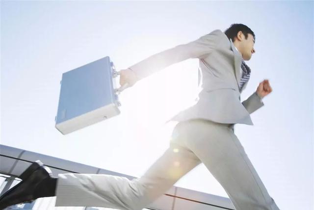 职场中混得好的人，都早早的看破了这3个真相，比讨好领导有用(图2)