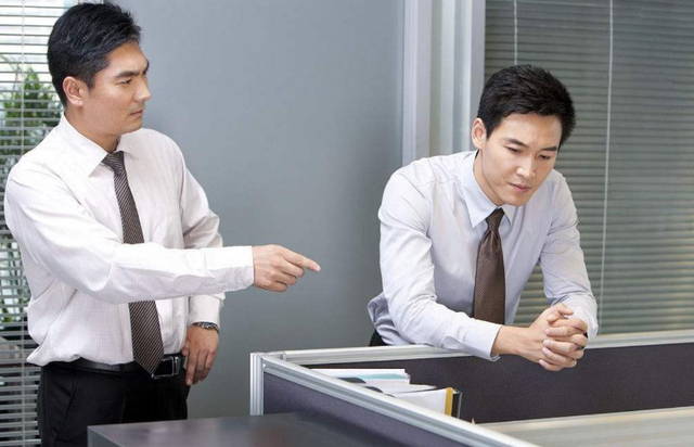 职场老人忠告：不要轻易对领导做出这3种行为，除非你打算不干了(图3)