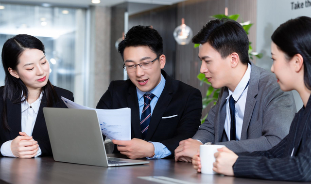 职场老人忠告：不要轻易对领导做出这3种行为，除非你打算不干了(图1)