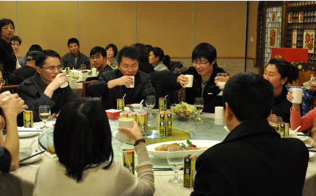 为何参加饭局，最好不要去拍照发朋友圈？早知道，早提防(图1)