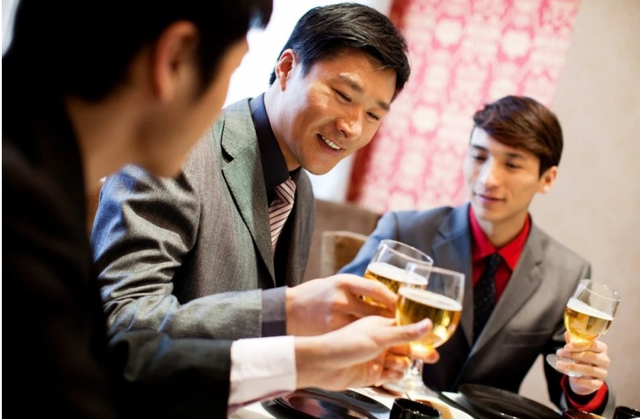 职场上，聪明人不会去抢这2样“东西”，看似风光，实则得罪领导(图2)