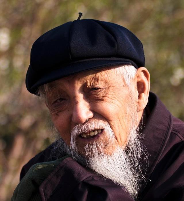 耄耋老人的忠告:饭局上有这3个习惯的人,不堪大用!别不信(图1) 耄耋老人的忠告:饭局上有这3个习惯的人,不堪大用!别不信(图1)