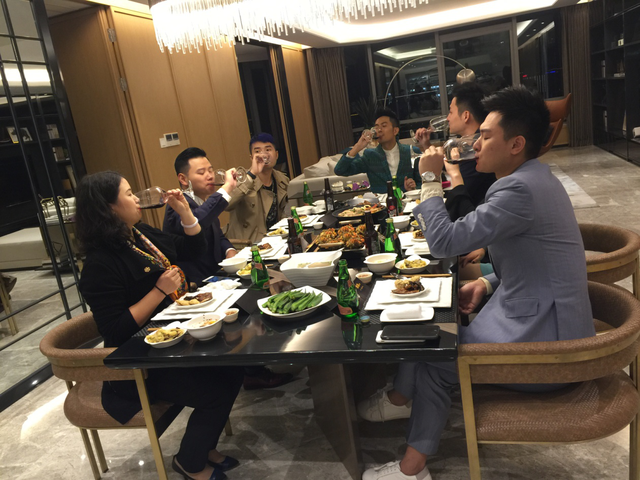 耄耋老人的忠告:饭局上有这3个习惯的人,不堪大用!别不信(图3) 耄耋老人的忠告:饭局上有这3个习惯的人,不堪大用!别不信(图3)