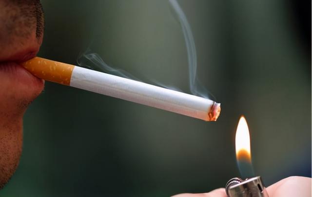 “点烟识人术”：老领导说，饭局上，烟品看人品，这3种人不能用(图6)