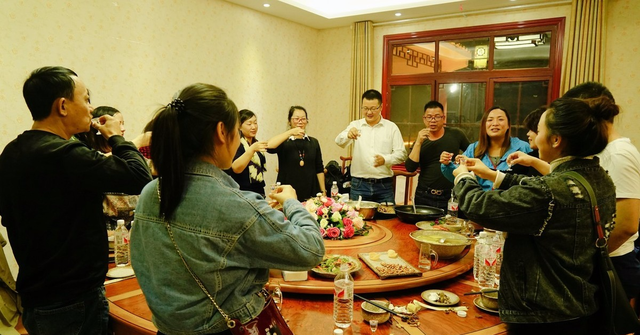 “点烟识人术”：老领导说，饭局上，烟品看人品，这3种人不能用(图7)