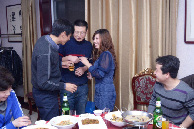 “点烟识人术”：老领导说，饭局上，烟品看人品，这3种人不能用(图1)