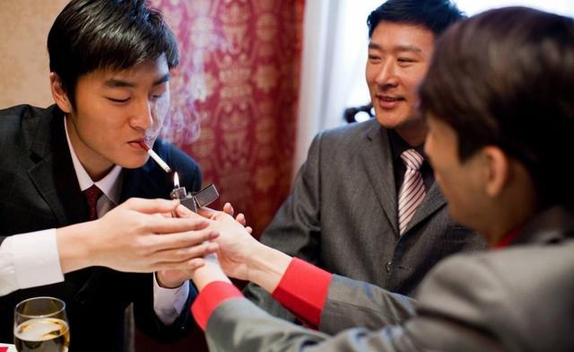 “点烟识人术”：老领导说，饭局上，烟品看人品，这3种人不能用(图3)