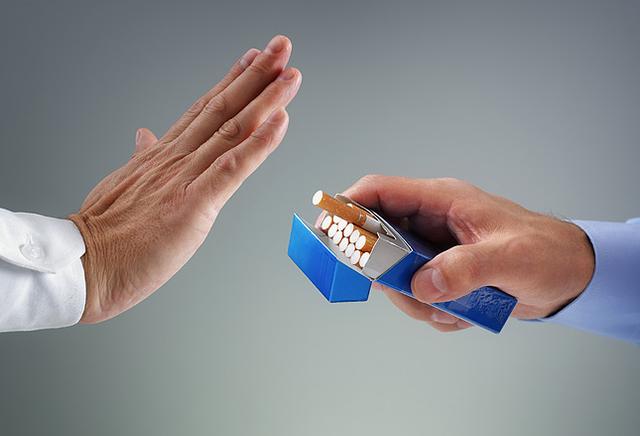 “点烟识人术”：老领导说，饭局上，烟品看人品，这3种人不能用(图5)