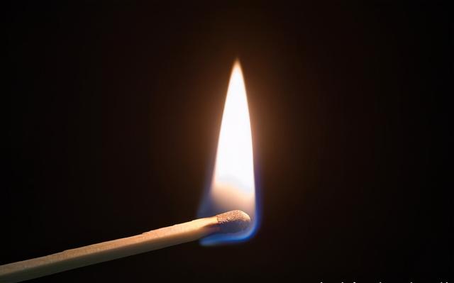 “点烟识人术”：老领导说，饭局上，烟品看人品，这3种人不能用(图4)