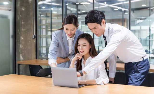 小伙对待工作兢兢业业,最后却被领导同事排挤,难道勤快也是错?(图3) 小伙对待工作兢兢业业,最后却被领导同事排挤,难道勤快也是错?(图3)