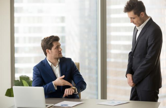 经理请下属吃饭，下属：就这么点本事来笼络人心，经理直躲办公室(图5)