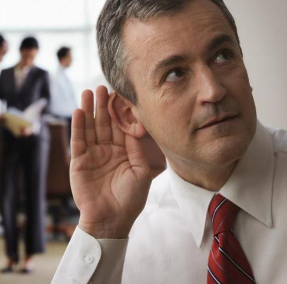 经理请下属吃饭，下属：就这么点本事来笼络人心，经理直躲办公室(图2)