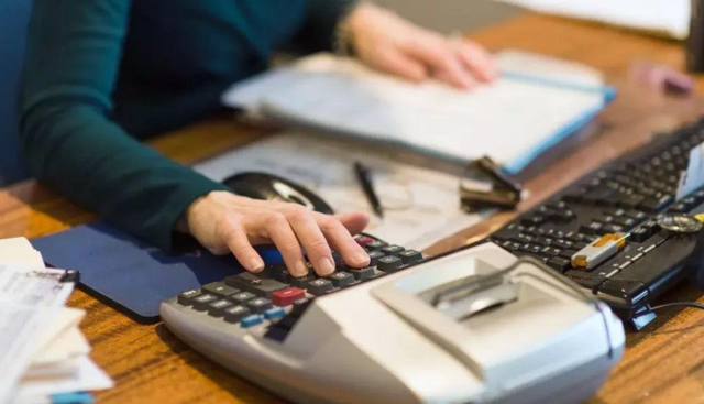 经理请下属吃饭，下属：就这么点本事来笼络人心，经理直躲办公室(图1)